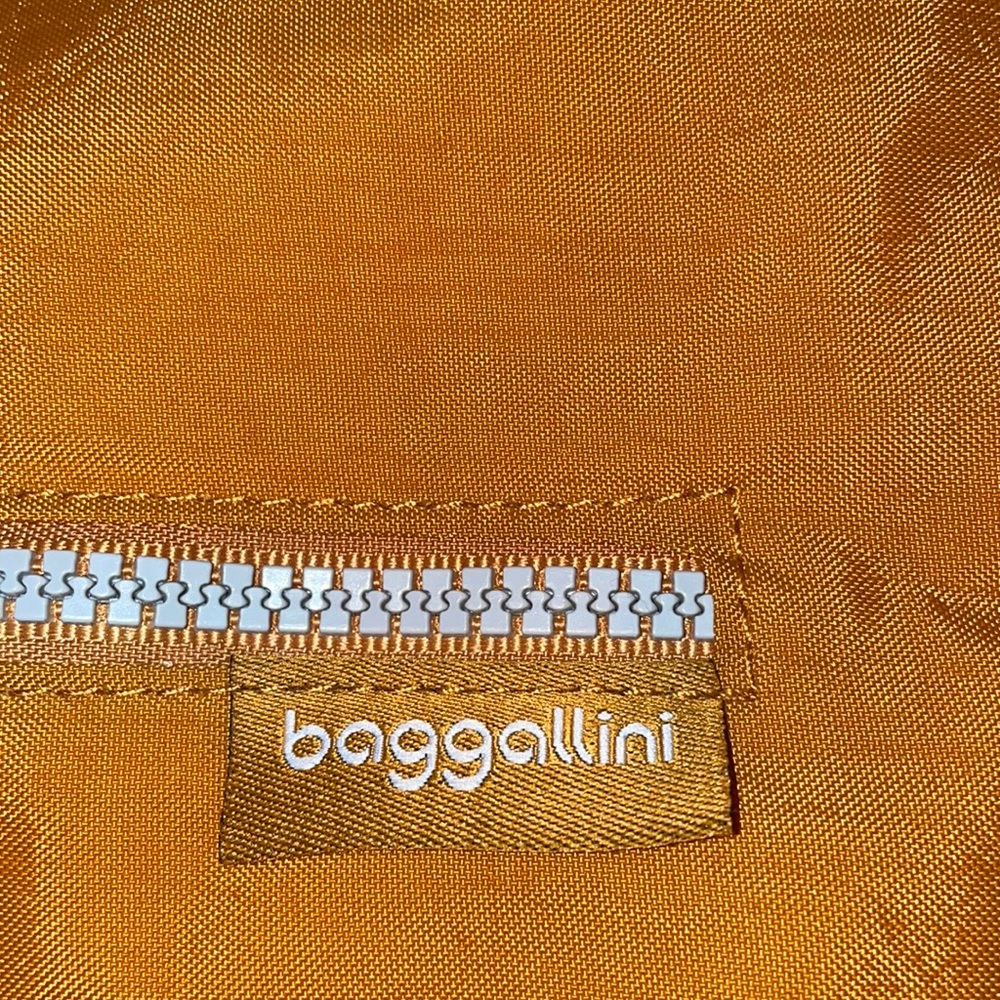 Baggallini - Picture 8 of 10